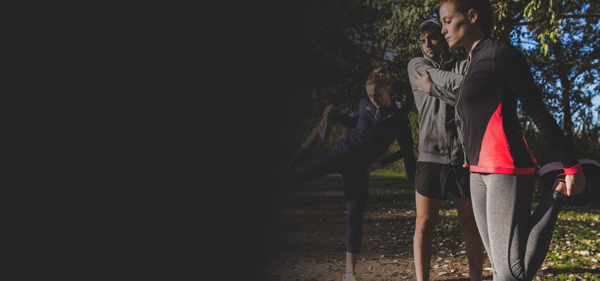 Grupo de personas ejercitándose al aire libre